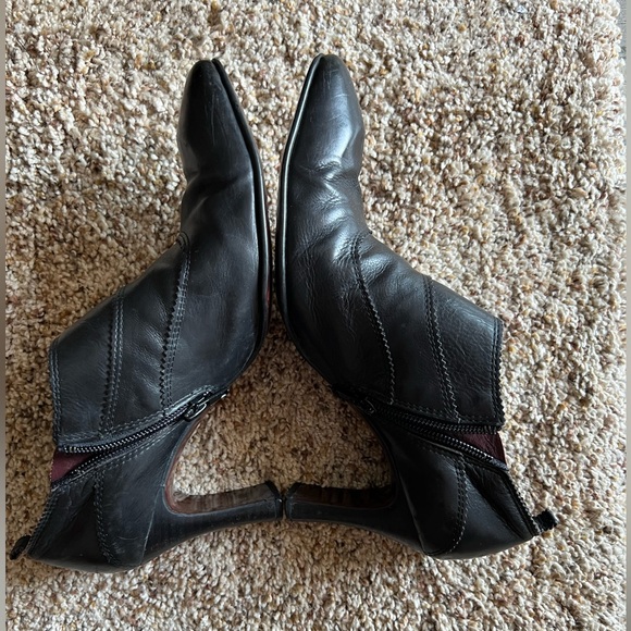 Woman Natural Leather Pointed Toe Ankle Booties (size 7) - Picture 2 of 13